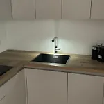 4 Bed 2 *