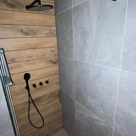 4 Bed 2 *