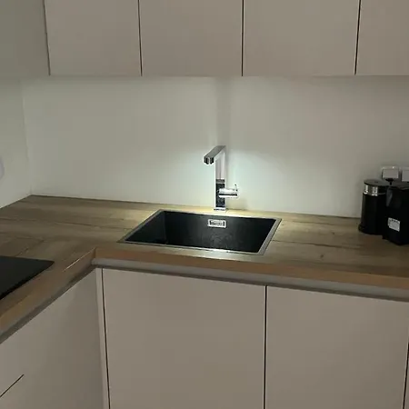 4 Bed 2 *