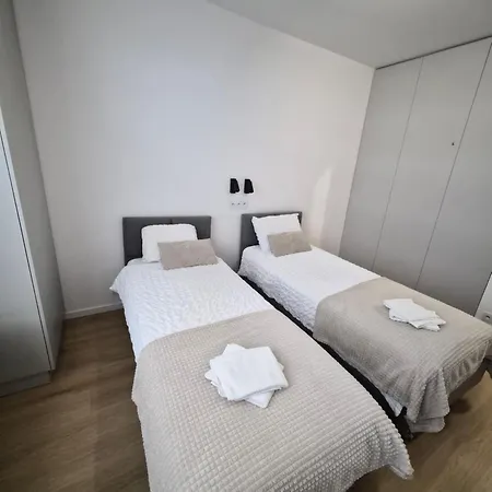 4 Bed 2